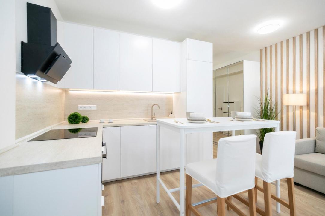 Alure Residences 2 & 24H Self Check-In, Parking In The Garage In The Apartment Building Included, New Building, Terrace, Green Location With A Forest Park With A Lake, Children'S Playground Μπάνσκα Μπίστριτσα Εξωτερικό φωτογραφία