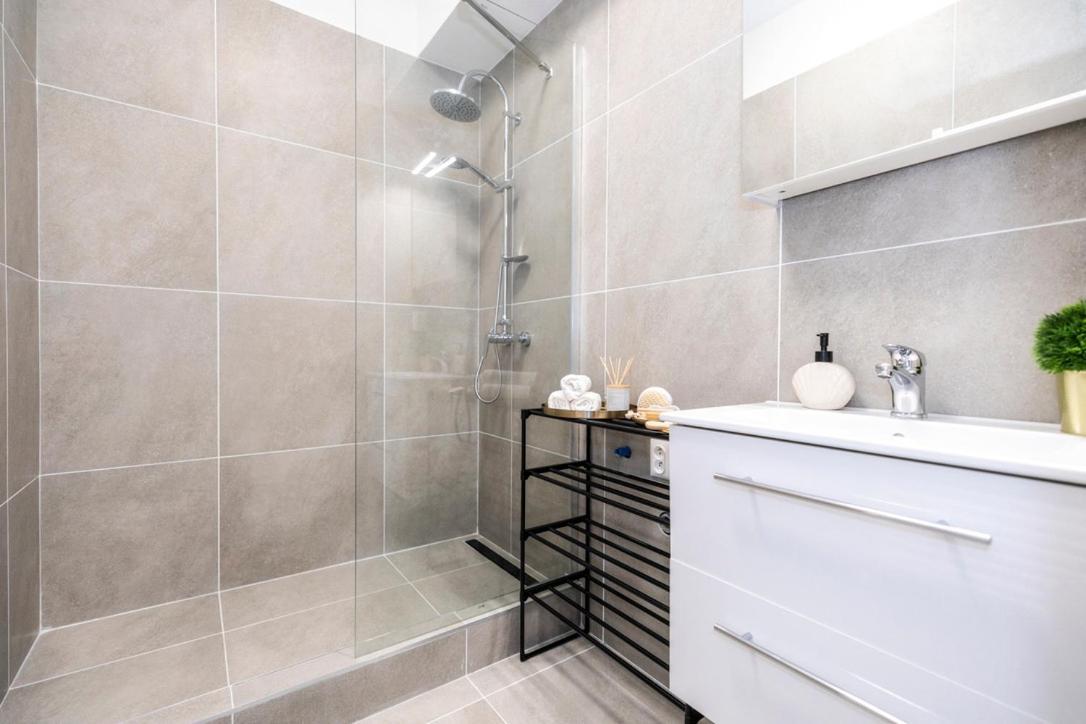 Alure Residences 2 & 24H Self Check-In, Parking In The Garage In The Apartment Building Included, New Building, Terrace, Green Location With A Forest Park With A Lake, Children'S Playground Μπάνσκα Μπίστριτσα Εξωτερικό φωτογραφία