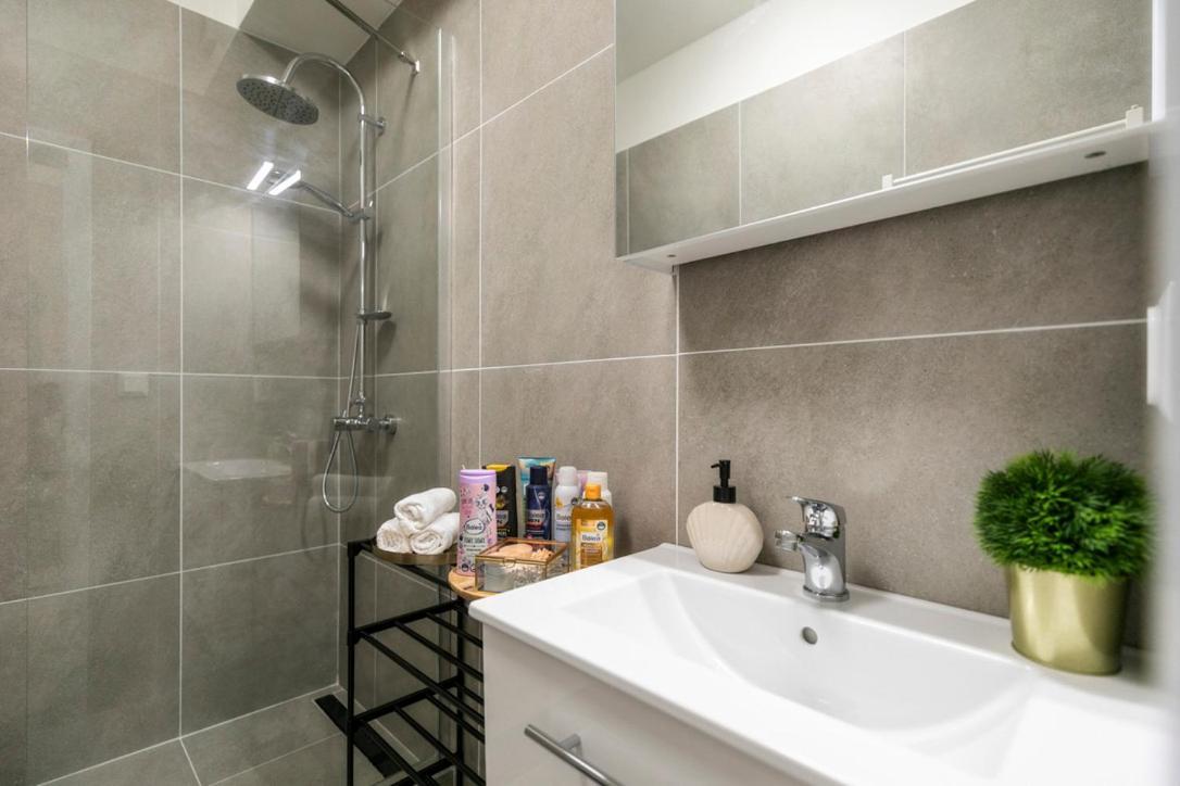 Alure Residences 2 & 24H Self Check-In, Parking In The Garage In The Apartment Building Included, New Building, Terrace, Green Location With A Forest Park With A Lake, Children'S Playground Μπάνσκα Μπίστριτσα Εξωτερικό φωτογραφία