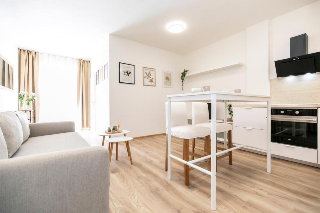 Alure Residences 2 & 24H Self Check-In, Parking In The Garage In The Apartment Building Included, New Building, Terrace, Green Location With A Forest Park With A Lake, Children'S Playground Μπάνσκα Μπίστριτσα Εξωτερικό φωτογραφία