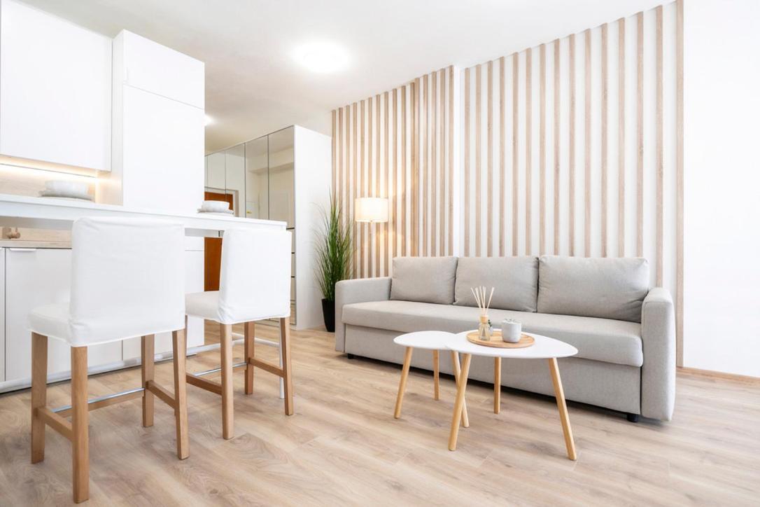 Alure Residences 2 & 24H Self Check-In, Parking In The Garage In The Apartment Building Included, New Building, Terrace, Green Location With A Forest Park With A Lake, Children'S Playground Μπάνσκα Μπίστριτσα Εξωτερικό φωτογραφία
