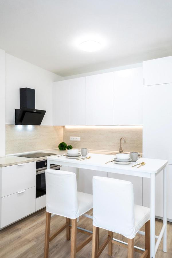 Alure Residences 2 & 24H Self Check-In, Parking In The Garage In The Apartment Building Included, New Building, Terrace, Green Location With A Forest Park With A Lake, Children'S Playground Μπάνσκα Μπίστριτσα Εξωτερικό φωτογραφία