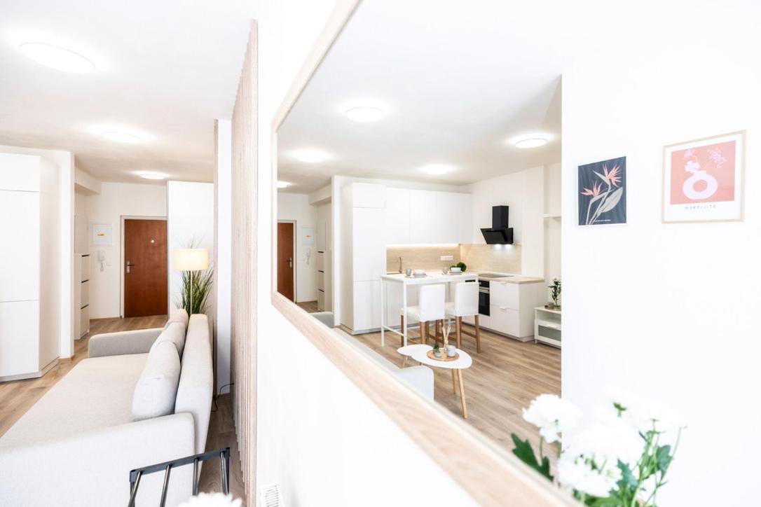 Alure Residences 2 & 24H Self Check-In, Parking In The Garage In The Apartment Building Included, New Building, Terrace, Green Location With A Forest Park With A Lake, Children'S Playground Μπάνσκα Μπίστριτσα Εξωτερικό φωτογραφία