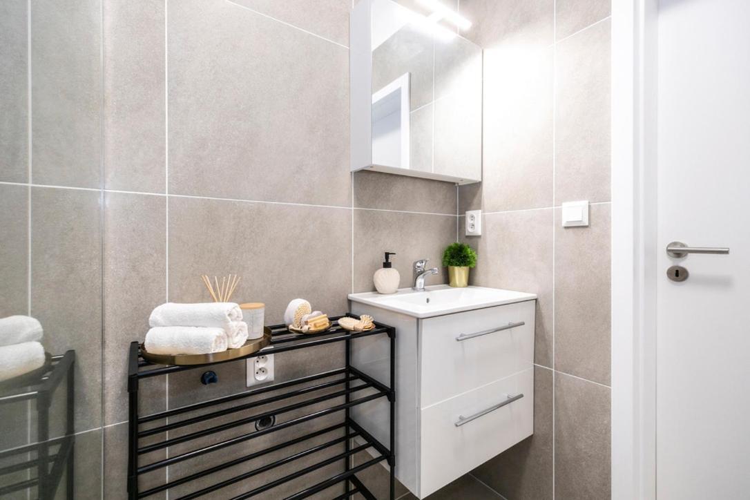 Alure Residences 2 & 24H Self Check-In, Parking In The Garage In The Apartment Building Included, New Building, Terrace, Green Location With A Forest Park With A Lake, Children'S Playground Μπάνσκα Μπίστριτσα Εξωτερικό φωτογραφία