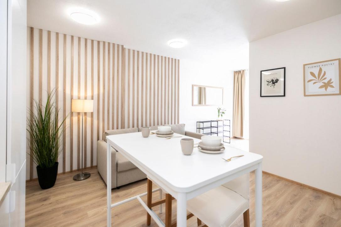 Alure Residences 2 & 24H Self Check-In, Parking In The Garage In The Apartment Building Included, New Building, Terrace, Green Location With A Forest Park With A Lake, Children'S Playground Μπάνσκα Μπίστριτσα Εξωτερικό φωτογραφία